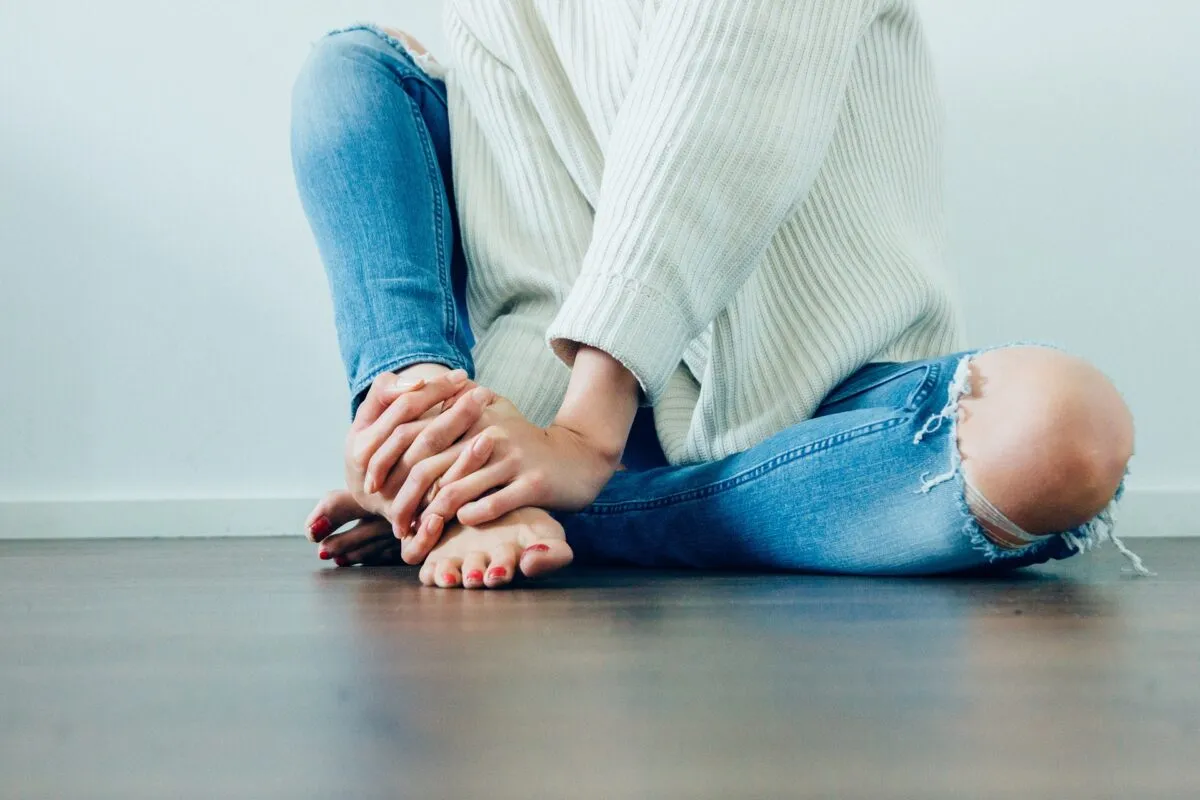 26885 dark knees elbows