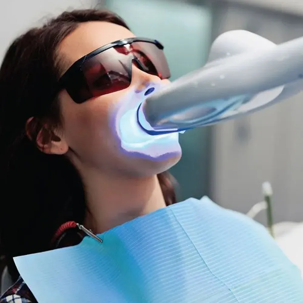 /img/26917-choosing-teeth-whitening-tech.webp