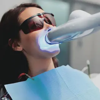 /img/26917-choosing-teeth-whitening-tech.webp