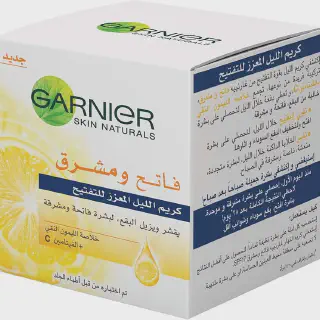 /img/26921-applying-garnier-night-cream.webp