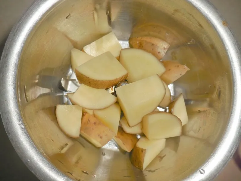 27081 potato slices on face